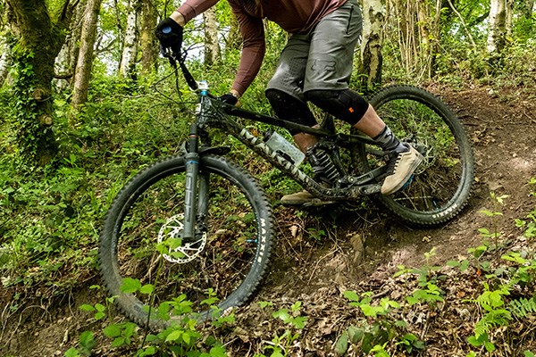 MTB corning on steep trail